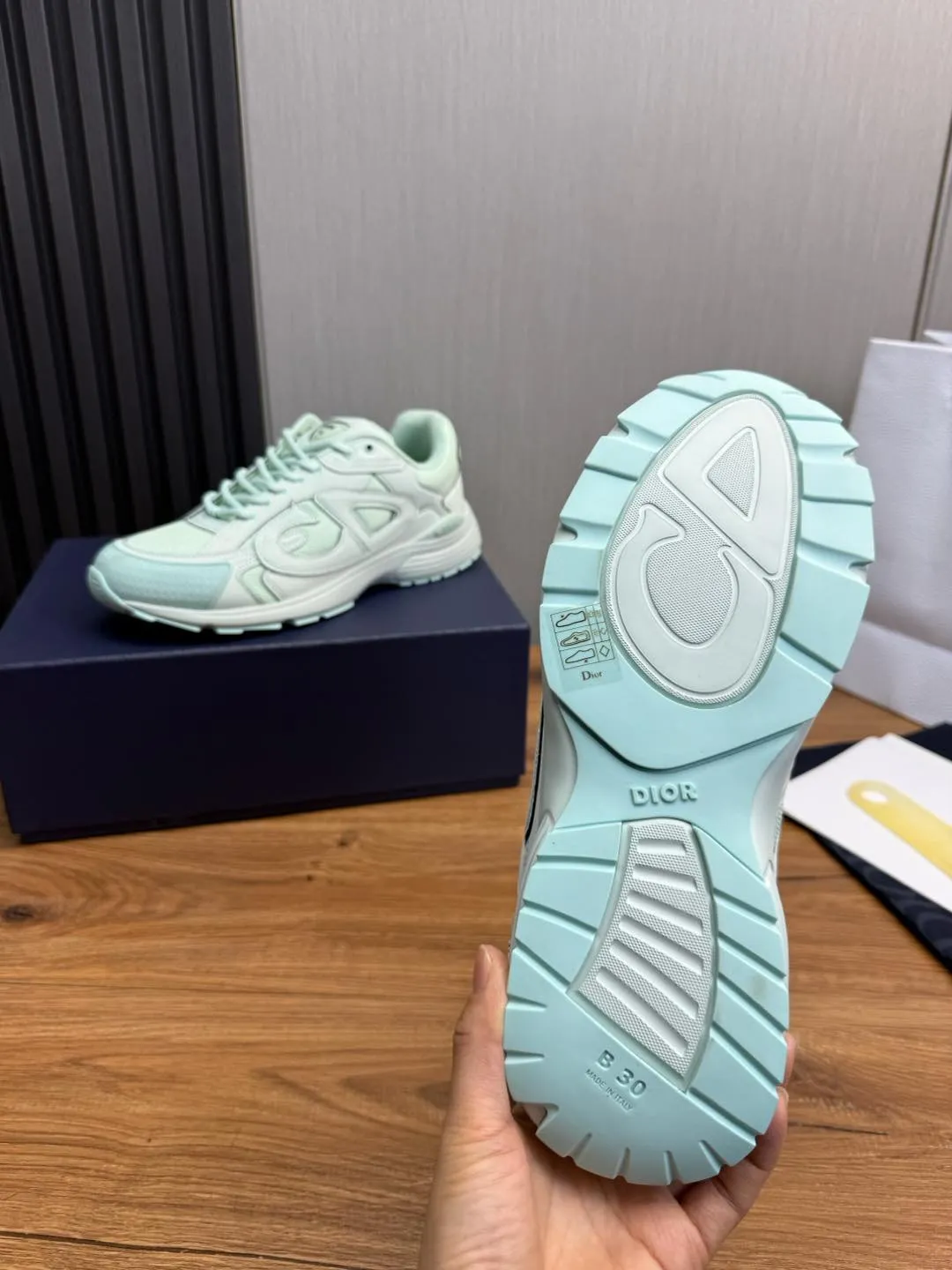 Men's men's shoes 💰740💰 D's Dior ~ New B30 Couple 👫 low-top sneakers ✅ are carefully made of gray mesh fabric and white technical fabric, decorated with reflective "CD30" graphic logo, and "DIO ~ B30" and "CD30" logos on the heel and tongue. An extra-light, sculpted rubber sole with signature accents adds style, while internal stretch details create ideal comfort. It can be matched with various casual styles to show the fashionable and modern sports style〰️ Size: 35-40 (customized at 40 for women) 39-45 (customized at 38.45 for men)